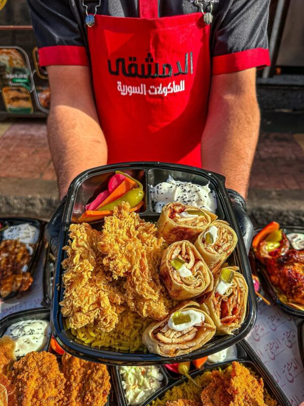 ٥ قطع شاورما عربي + ٢ قطعة كرسبي